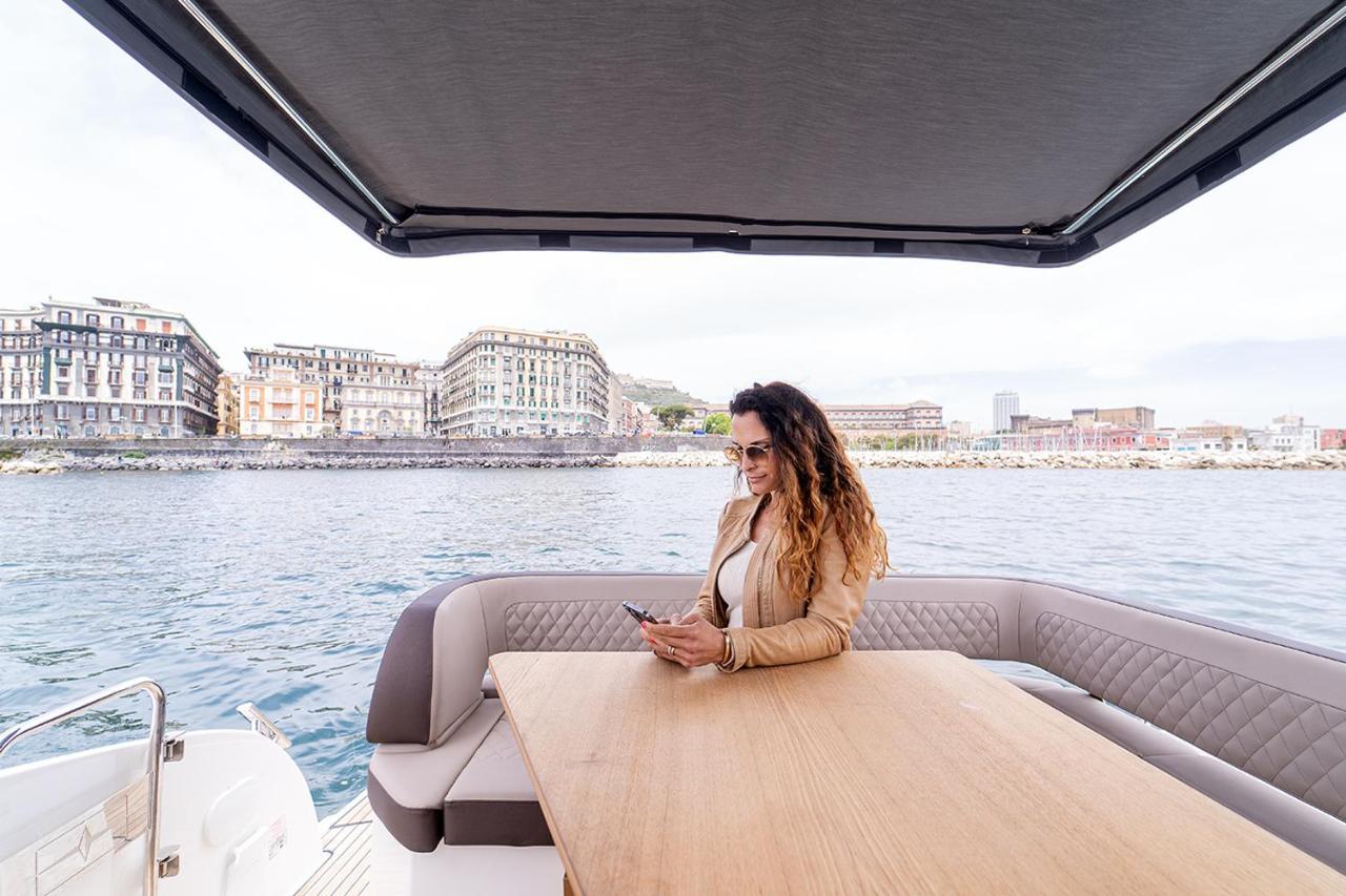 Royal Art H Duomo - Napoli Centro, By Clapa Group Hotel Exterior photo A woman on a yacht